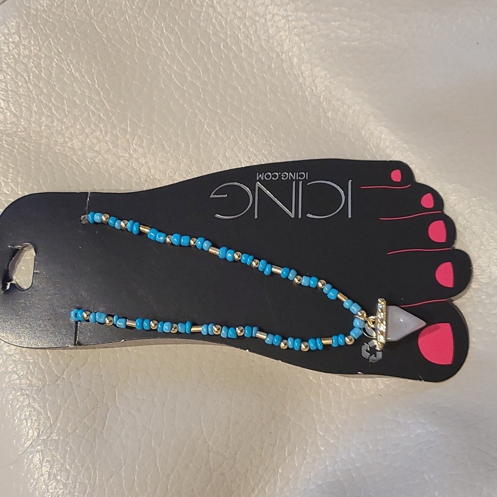 Anklet for the beach! Anklet features turquoiseand gold-tone beads